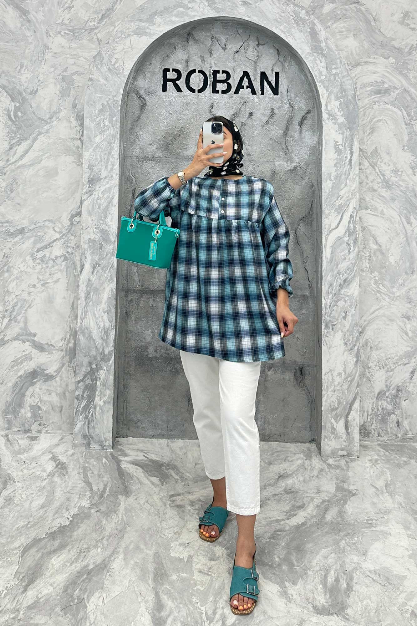 مانتو جلو بسته چهارخانه پشت دکمه