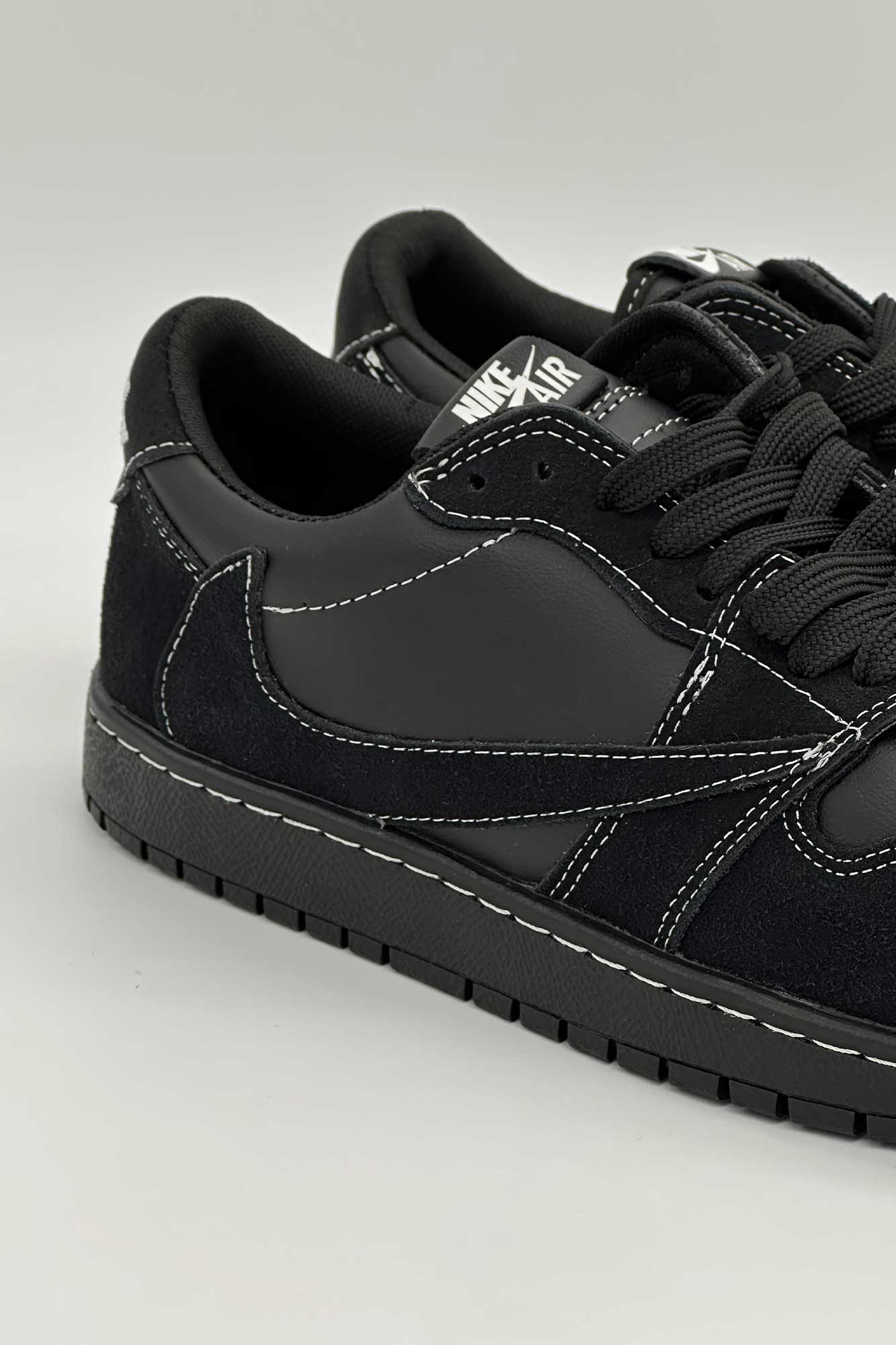 کتانی NIKE TRAVISS LOW