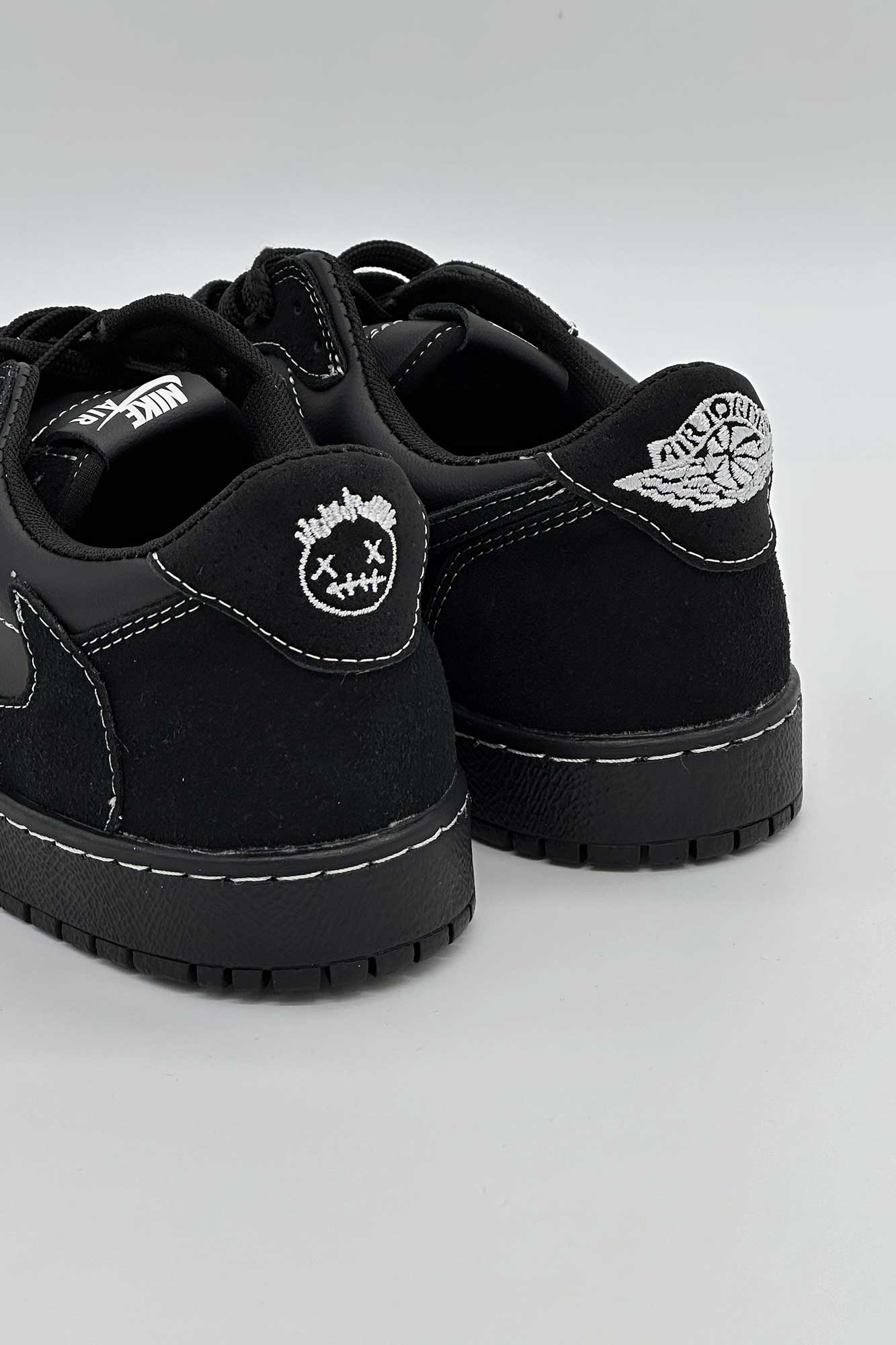 کتانی NIKE TRAVISS LOW