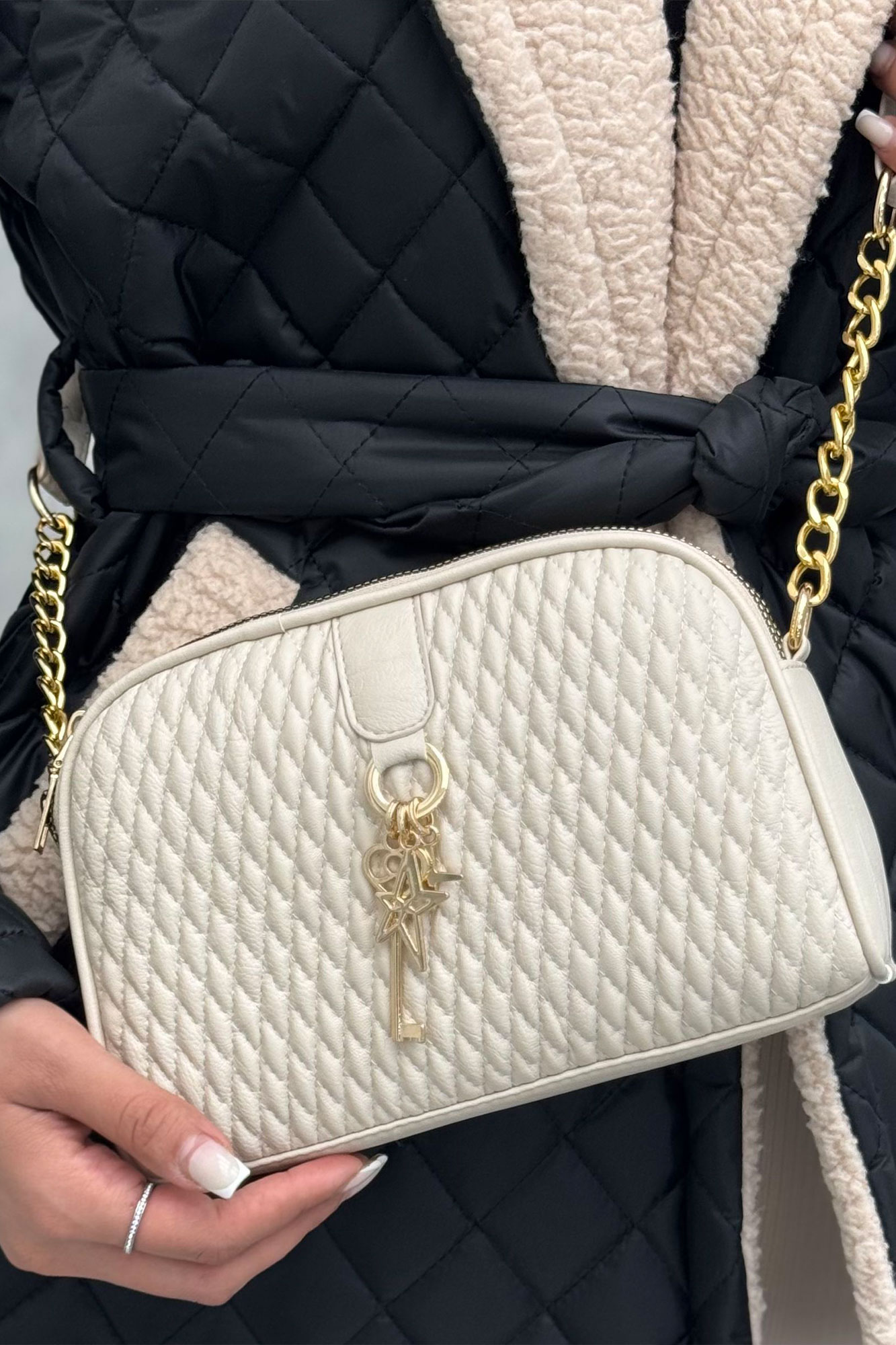 پاس گلدوزی آویزدار 1571