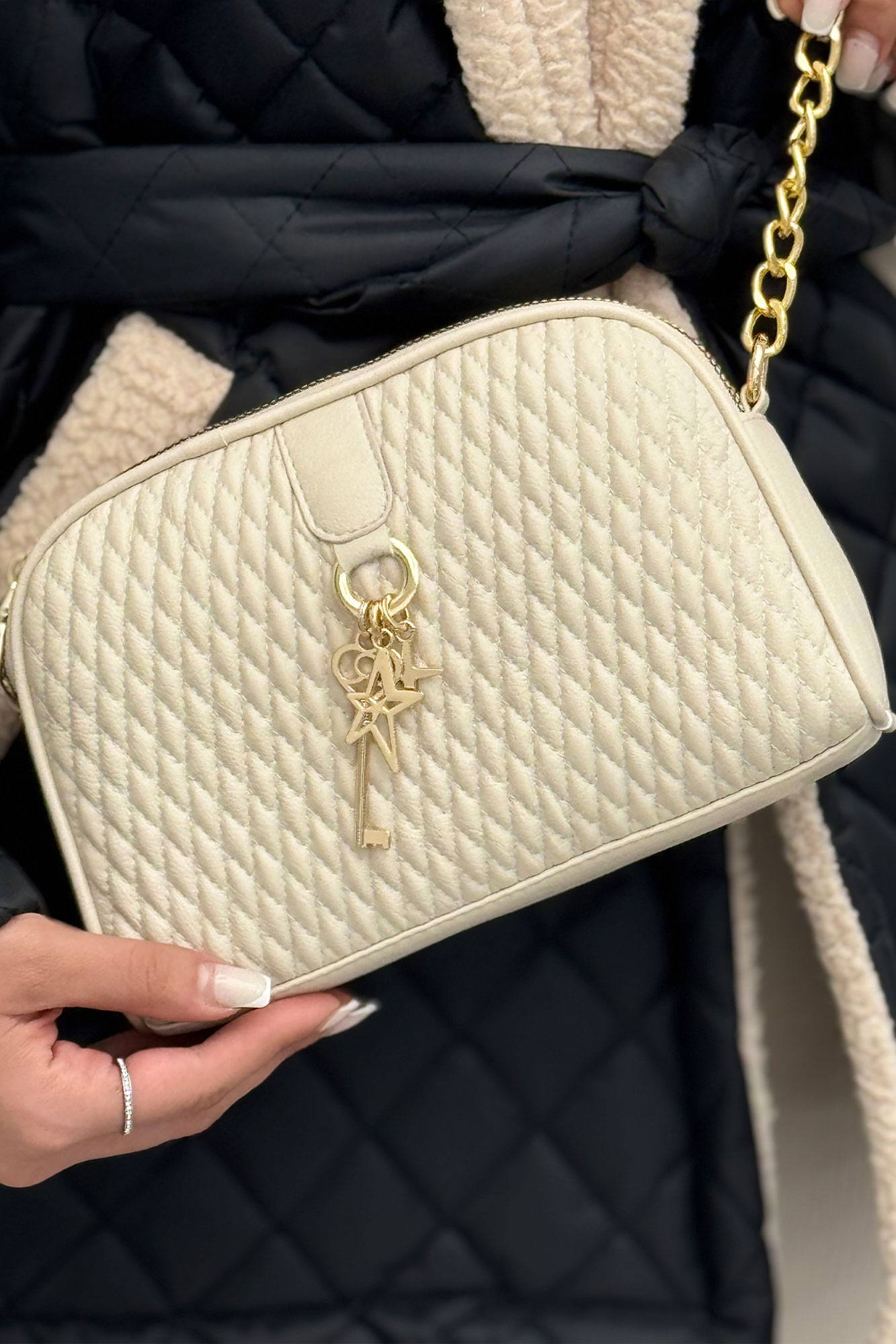 پاس گلدوزی آویزدار 1571