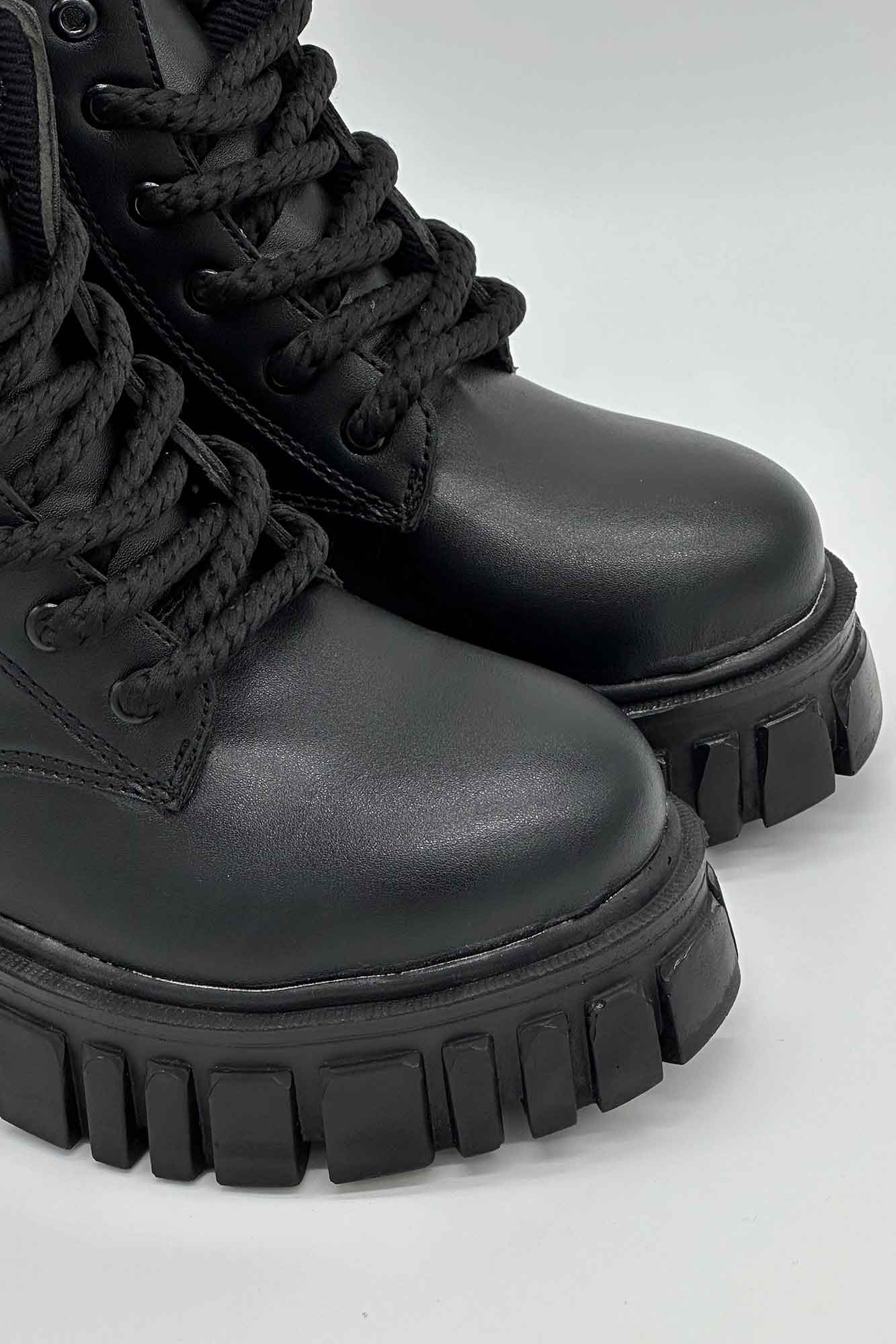 نیم بوت بغل سگک کمربندی