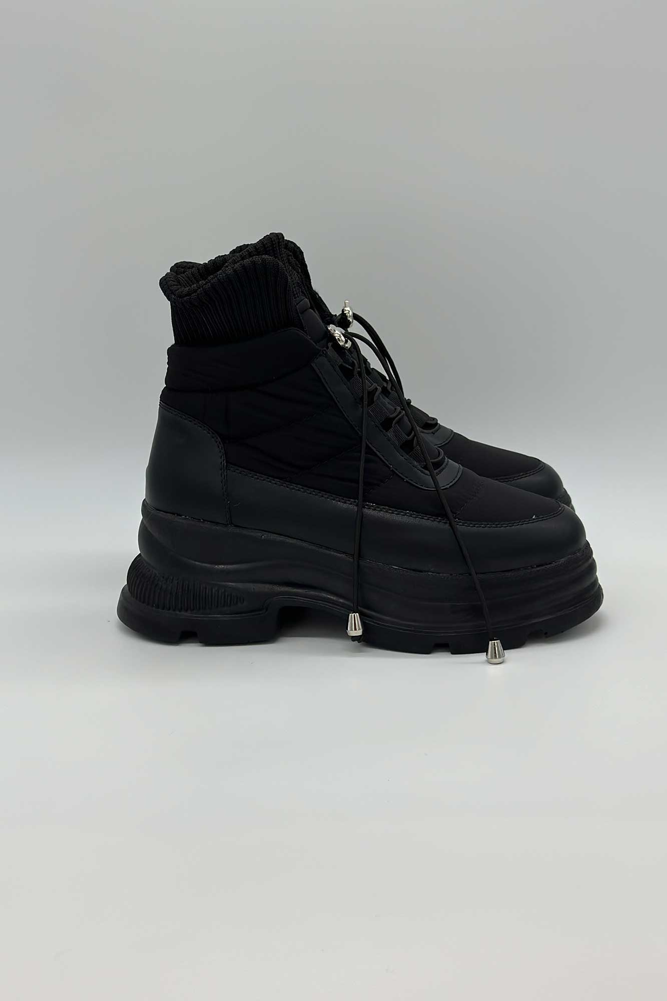 نیم بوت کاپشنی یقه کش منگوله دار 