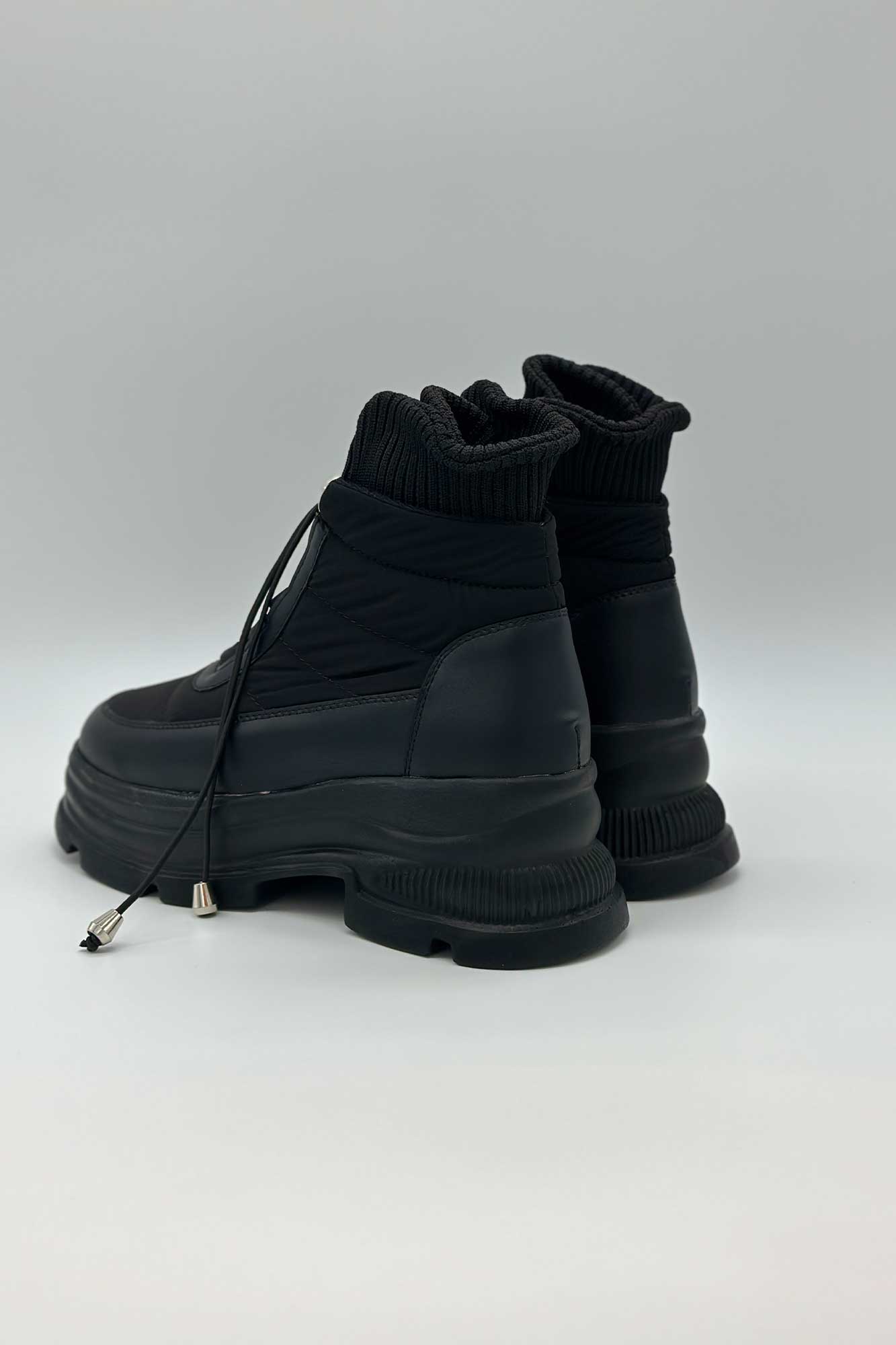 نیم بوت کاپشنی یقه کش منگوله دار 