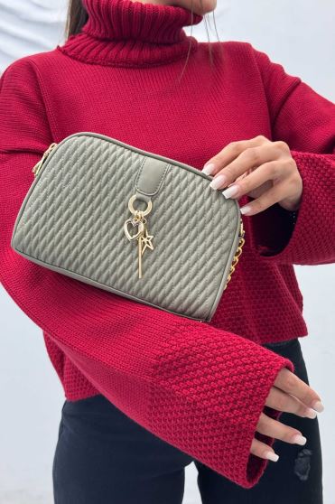 پاس گلدوزی آویزدار 1571