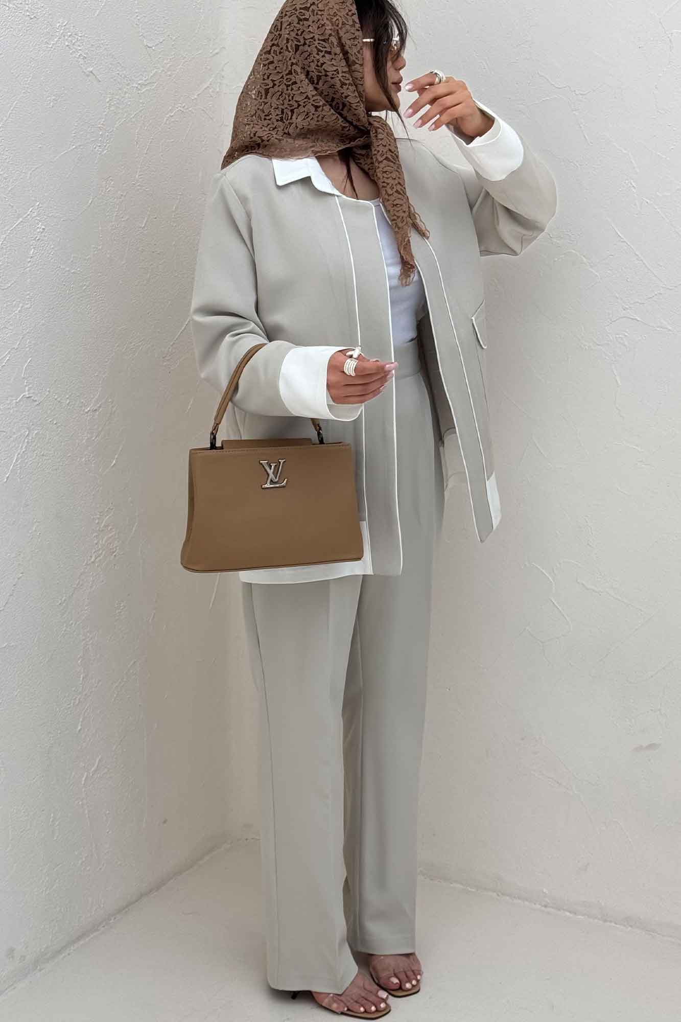 ست کت و شلوار مازراتی مغزی دوزی حاشیه سفید مگان