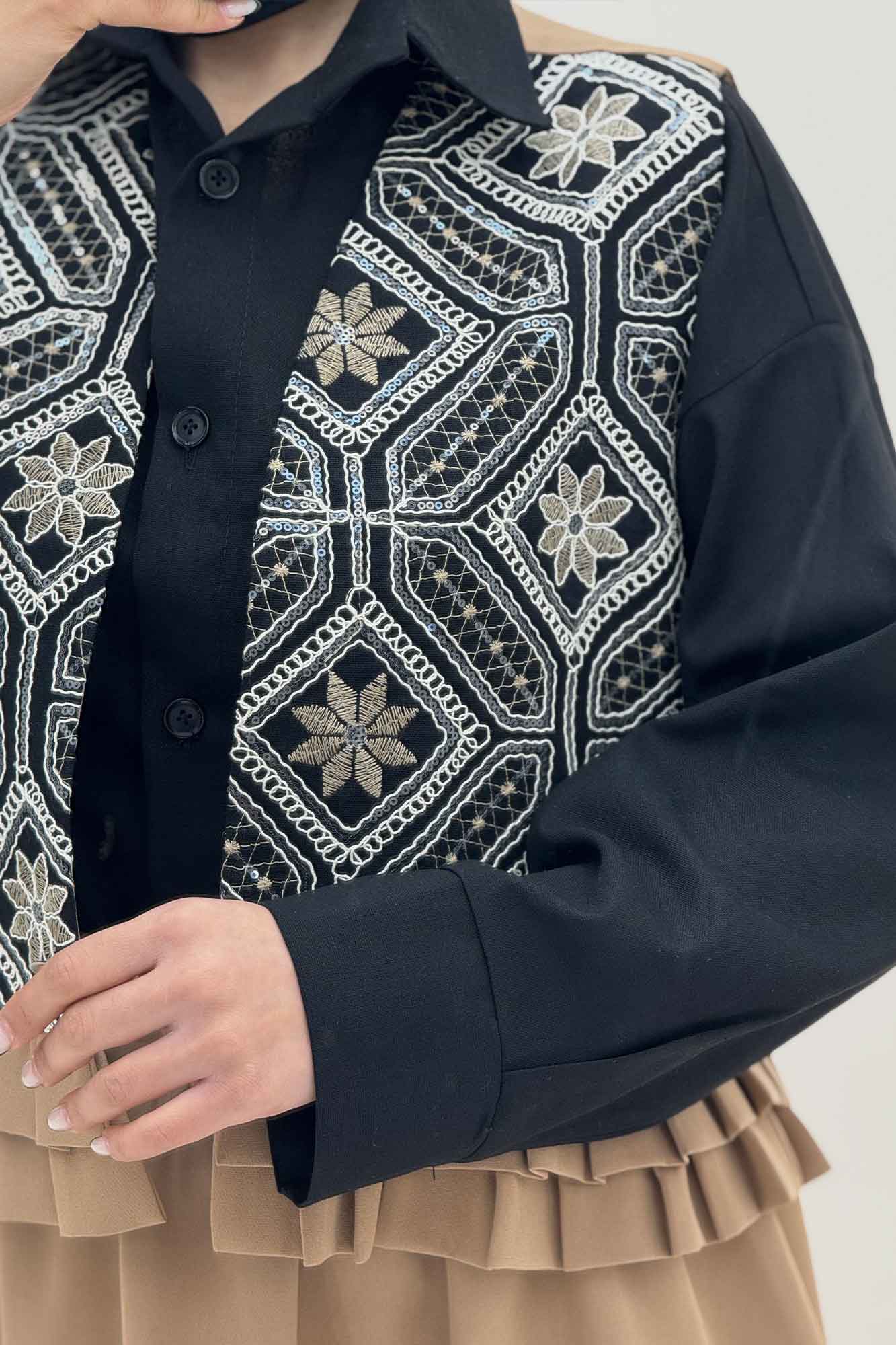 جلیقه و دامن پایین چین سوزن دوزی