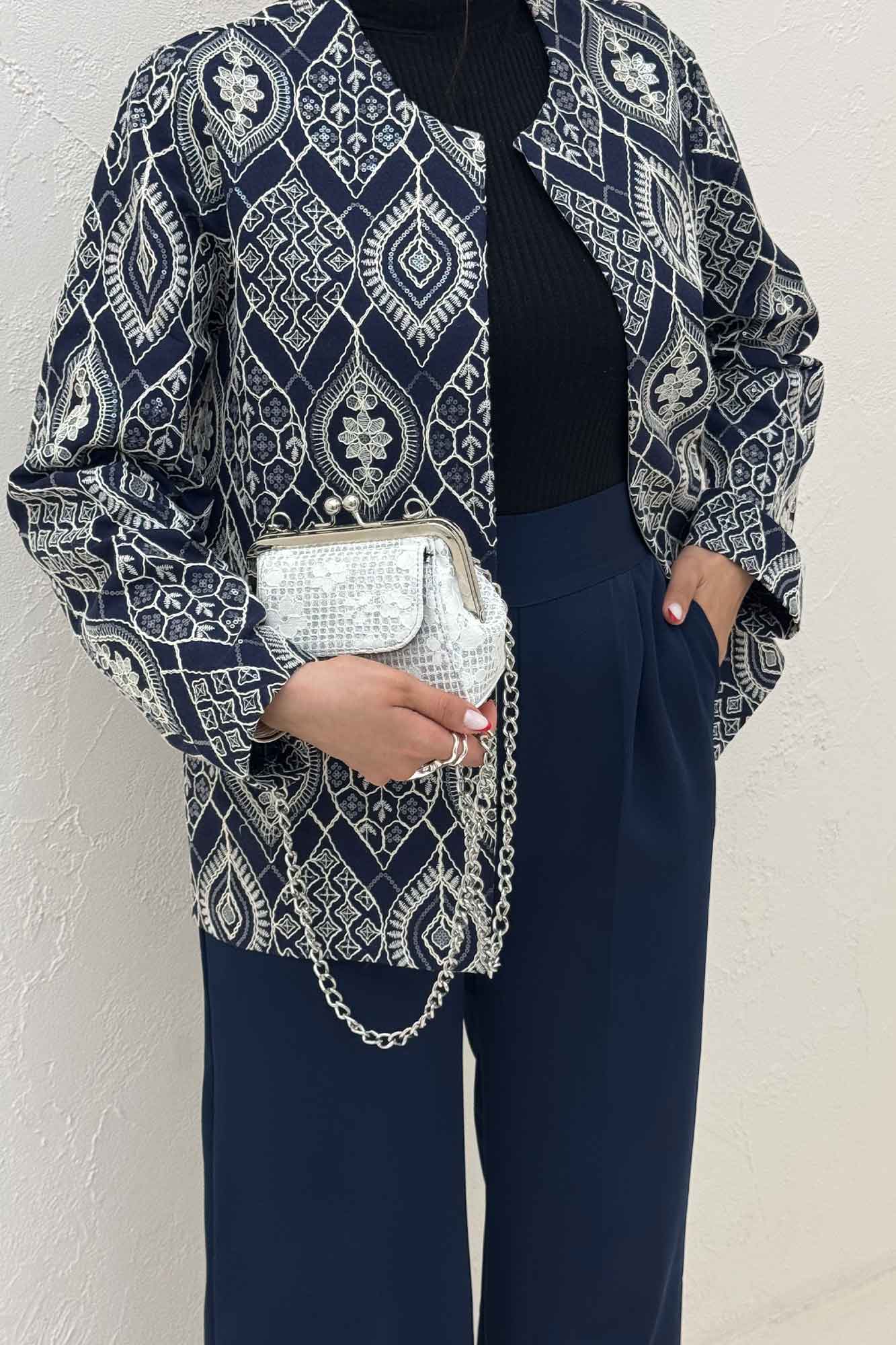 کت تمام سوزن دوزی مینیمال