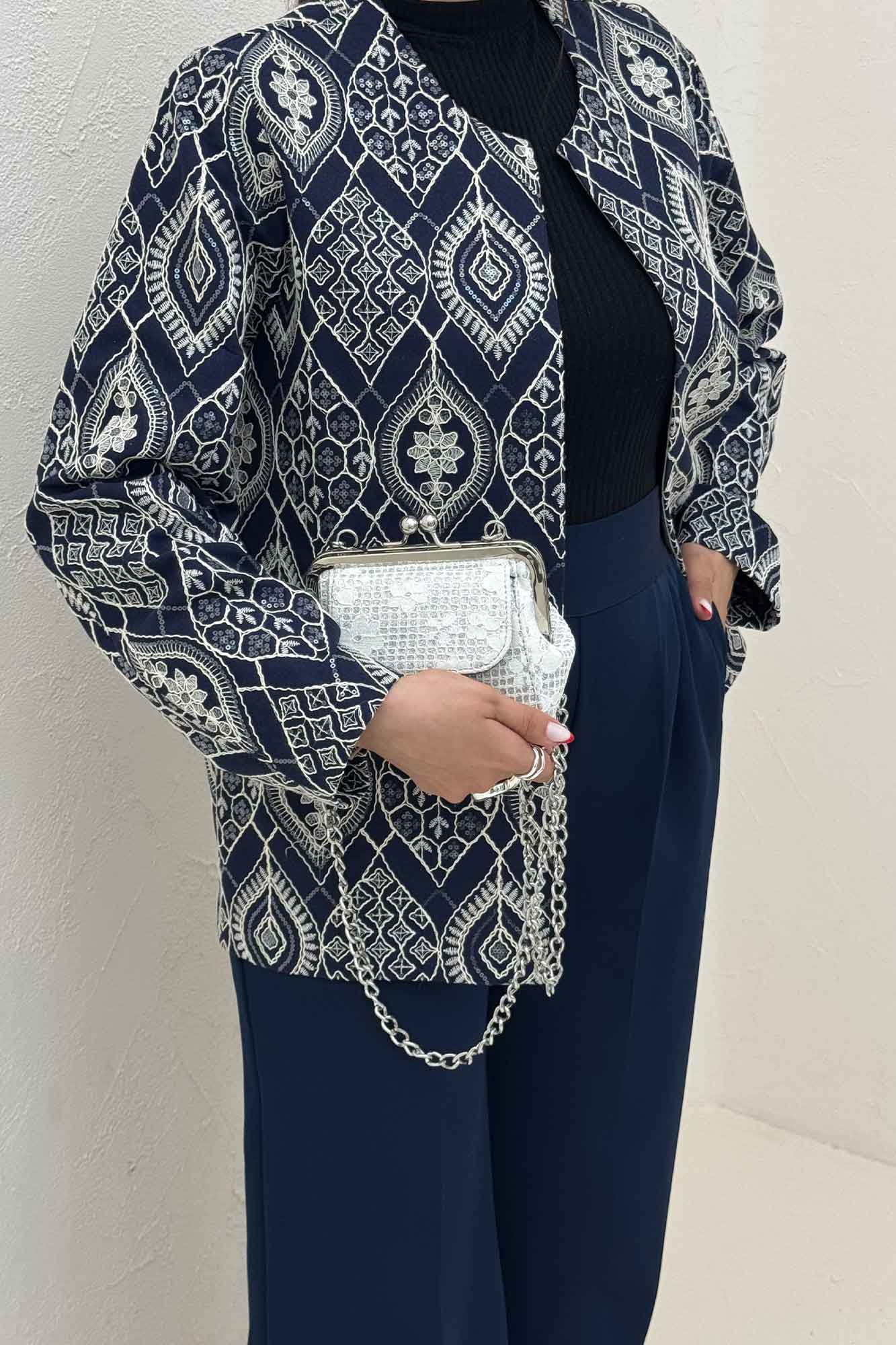 کت تمام سوزن دوزی مینیمال