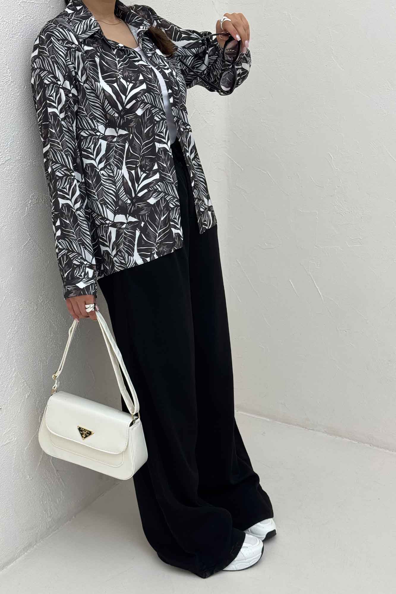 شومیز ساتن حریر دکمه مخفی طرح برگینه