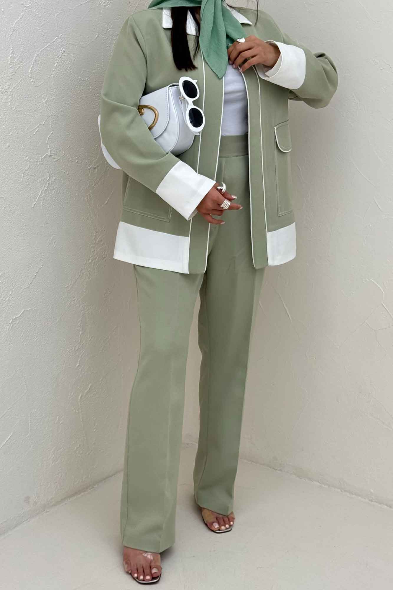 ست کت و شلوار مازراتی مغزی دوزی حاشیه سفید مگان