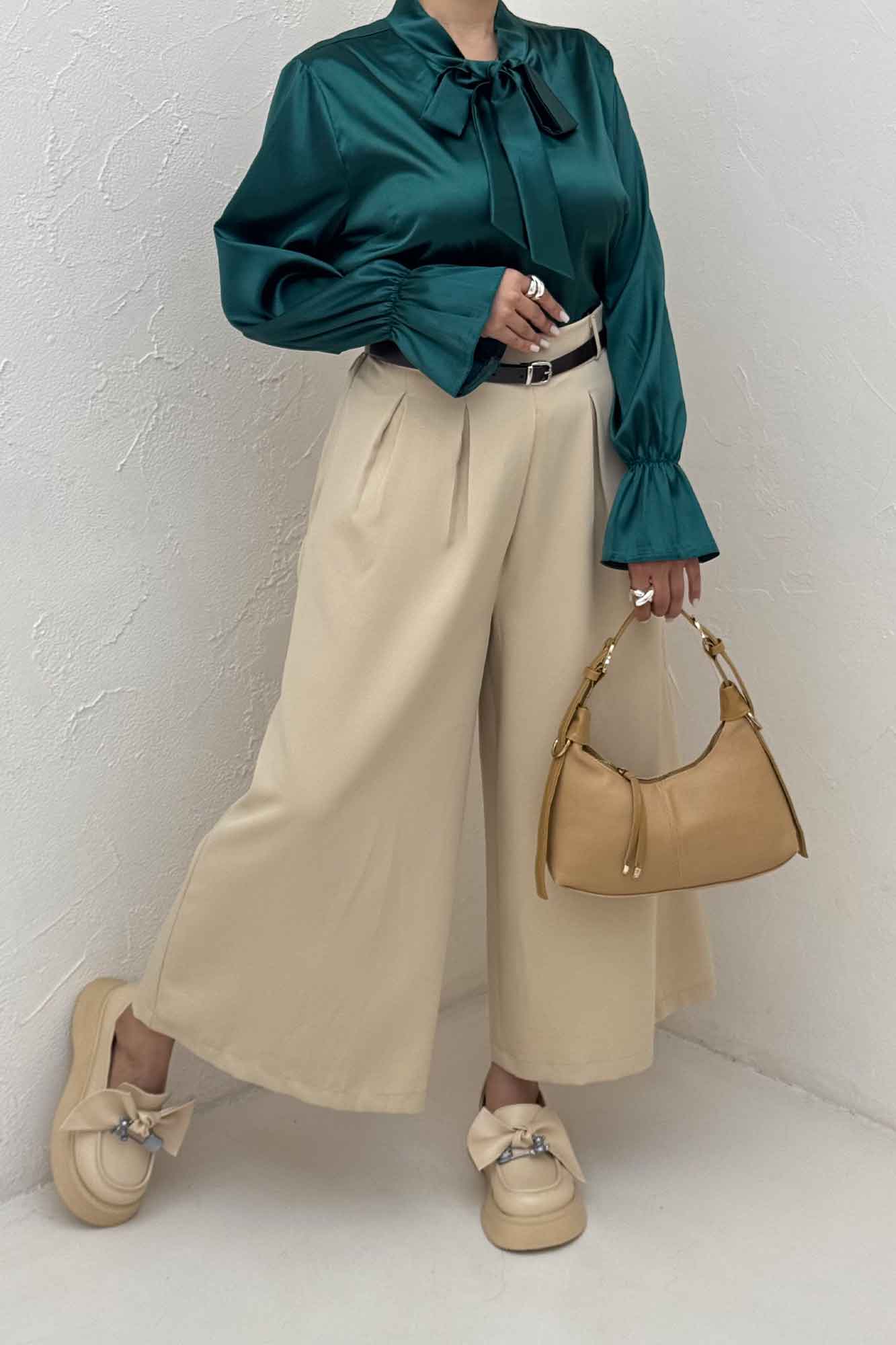 بلوز ساتن یقه کراواتی