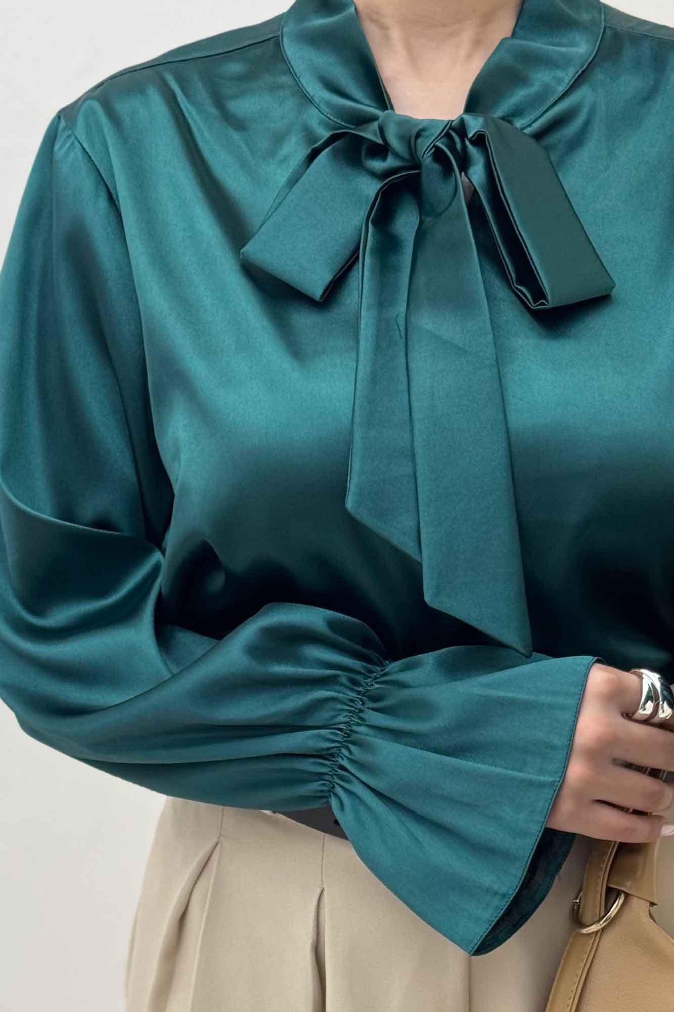 بلوز ساتن یقه کراواتی