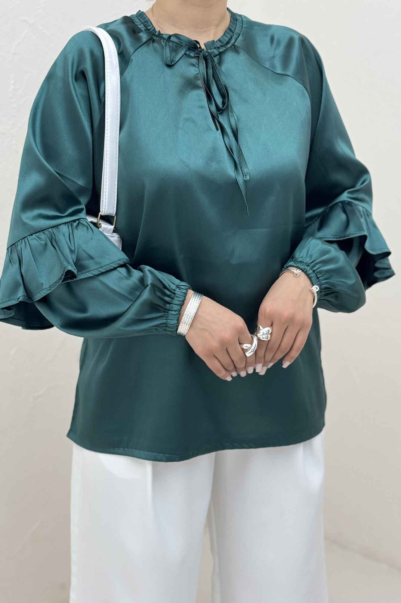 بلوز ساتن یقه گت آستین چین دار