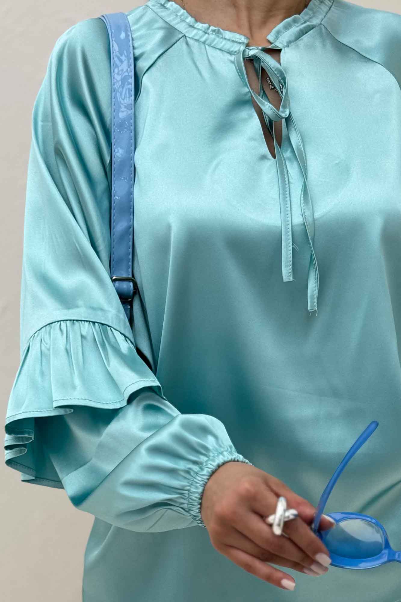 بلوز ساتن یقه گت آستین چین دار