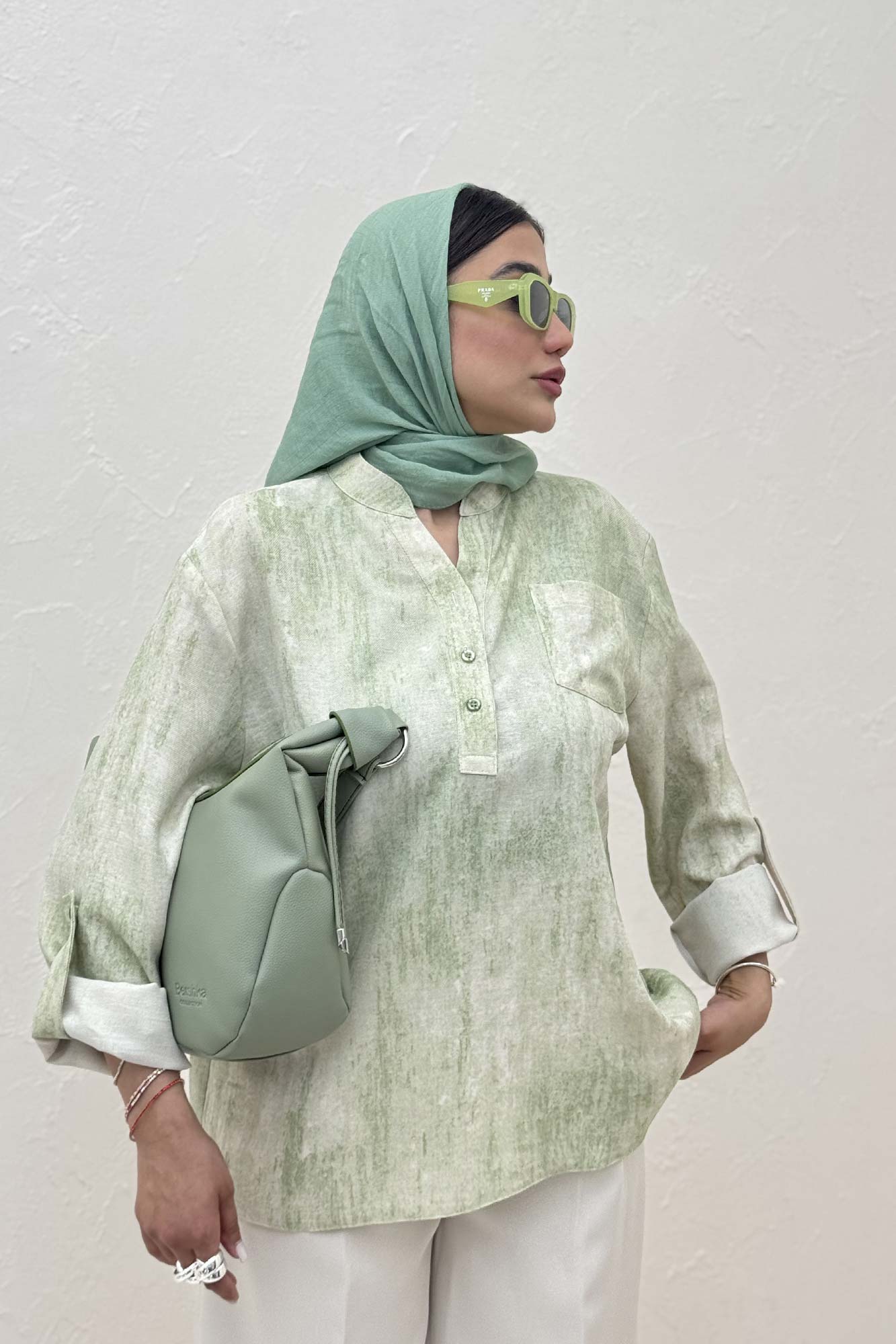 بلوز یقه بلیطی پرینتی تک جیب طرح 1