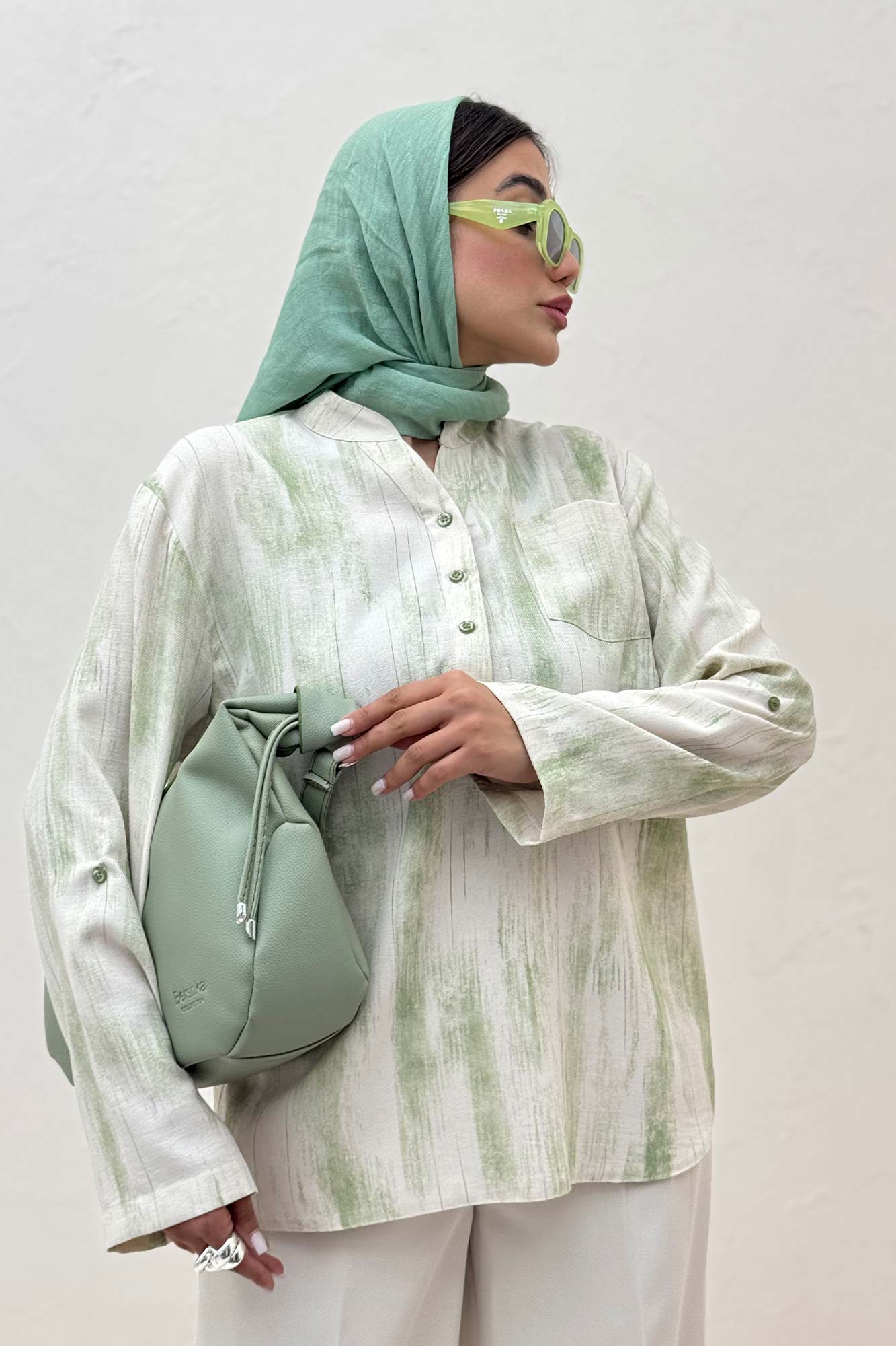 بلوز یقه بلیطی پرینتی تک جیب طرح 2