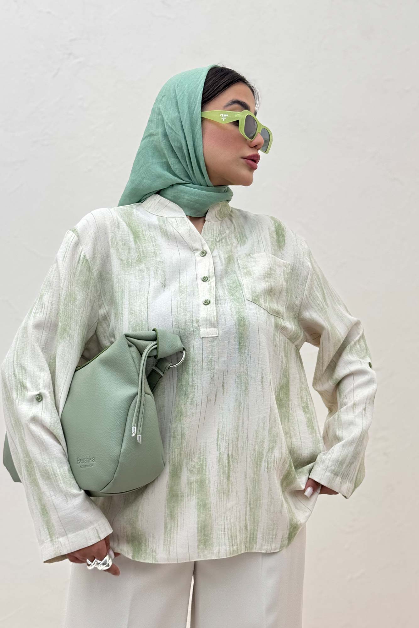 بلوز یقه بلیطی پرینتی تک جیب طرح 2