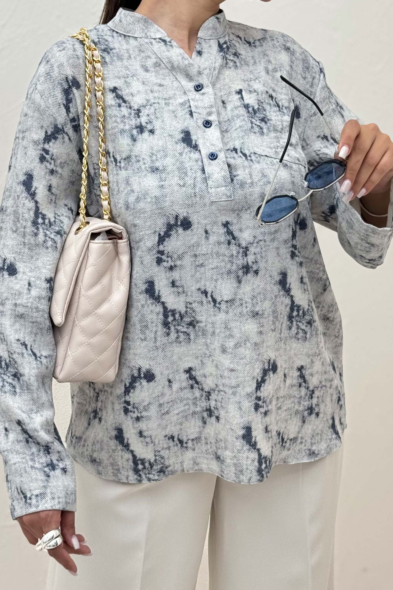 بلوز یقه بلیطی پرینتی تک جیب طرح 1