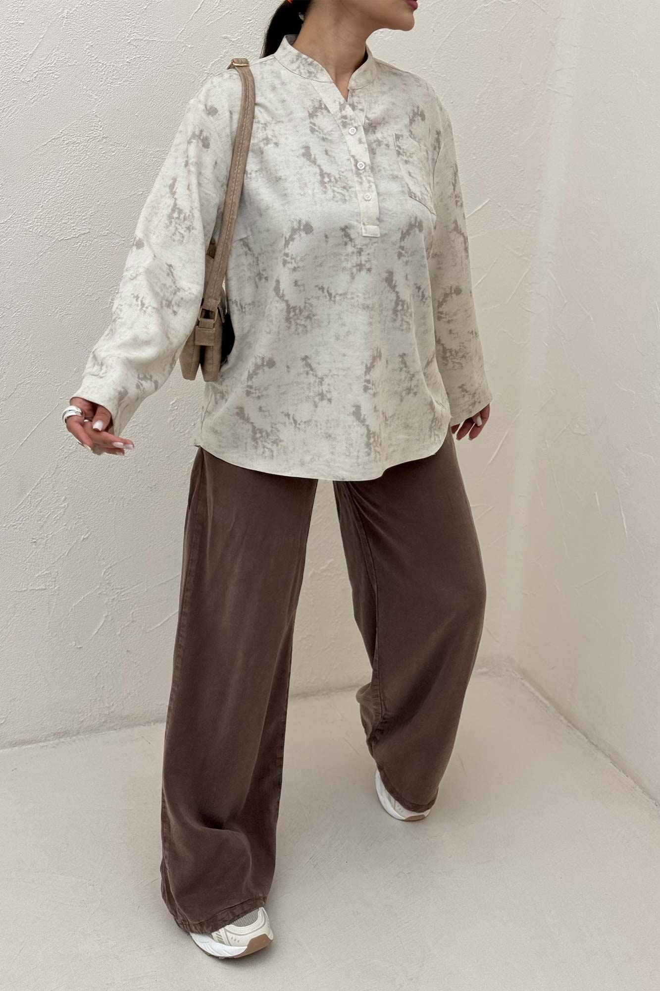 بلوز یقه بلیطی پرینتی تک جیب طرح 1