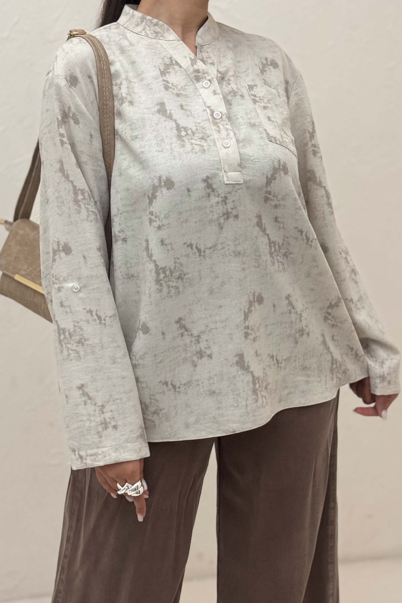 بلوز یقه بلیطی پرینتی تک جیب طرح 1