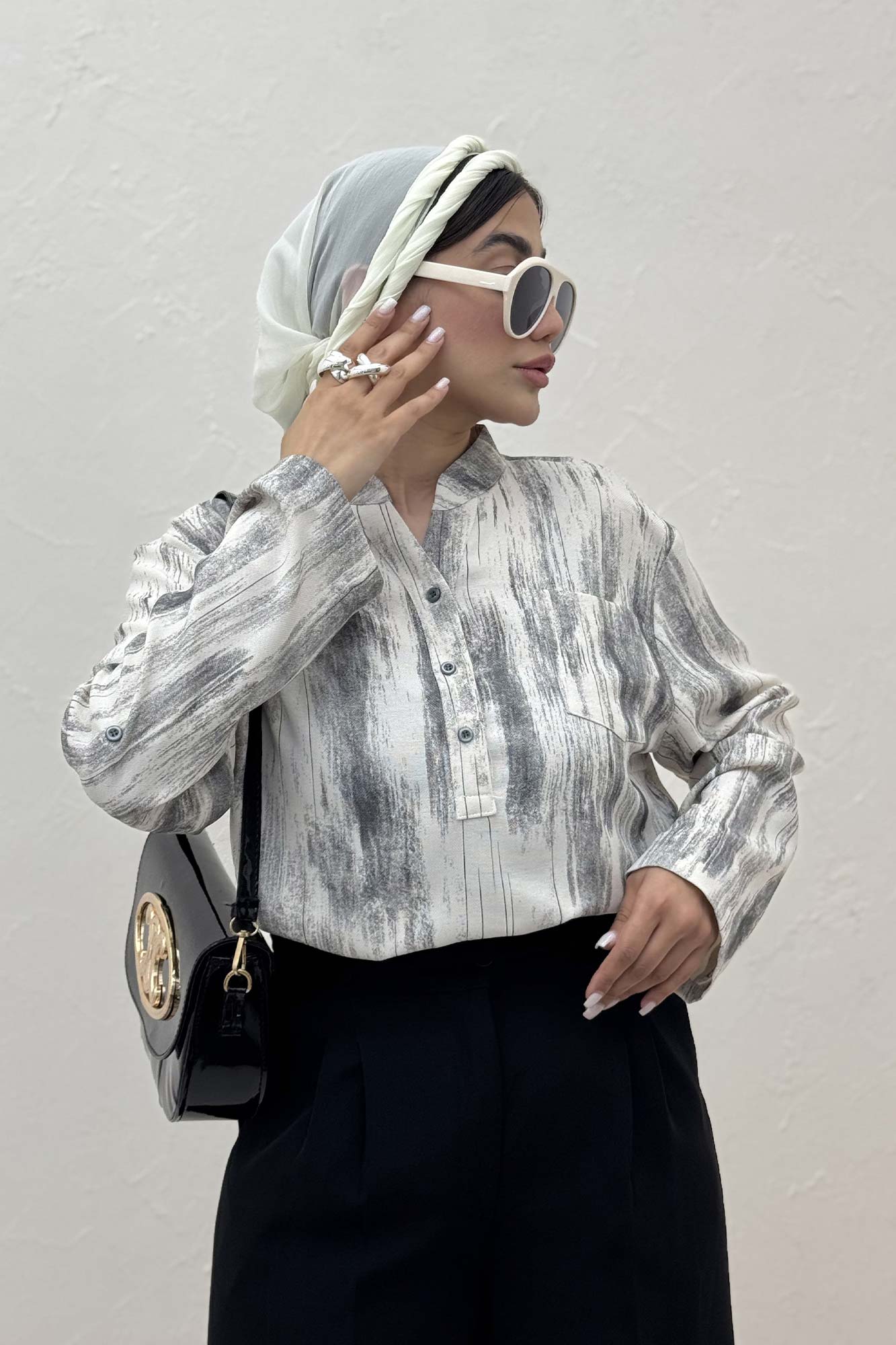 بلوز یقه بلیطی پرینتی تک جیب طرح 2