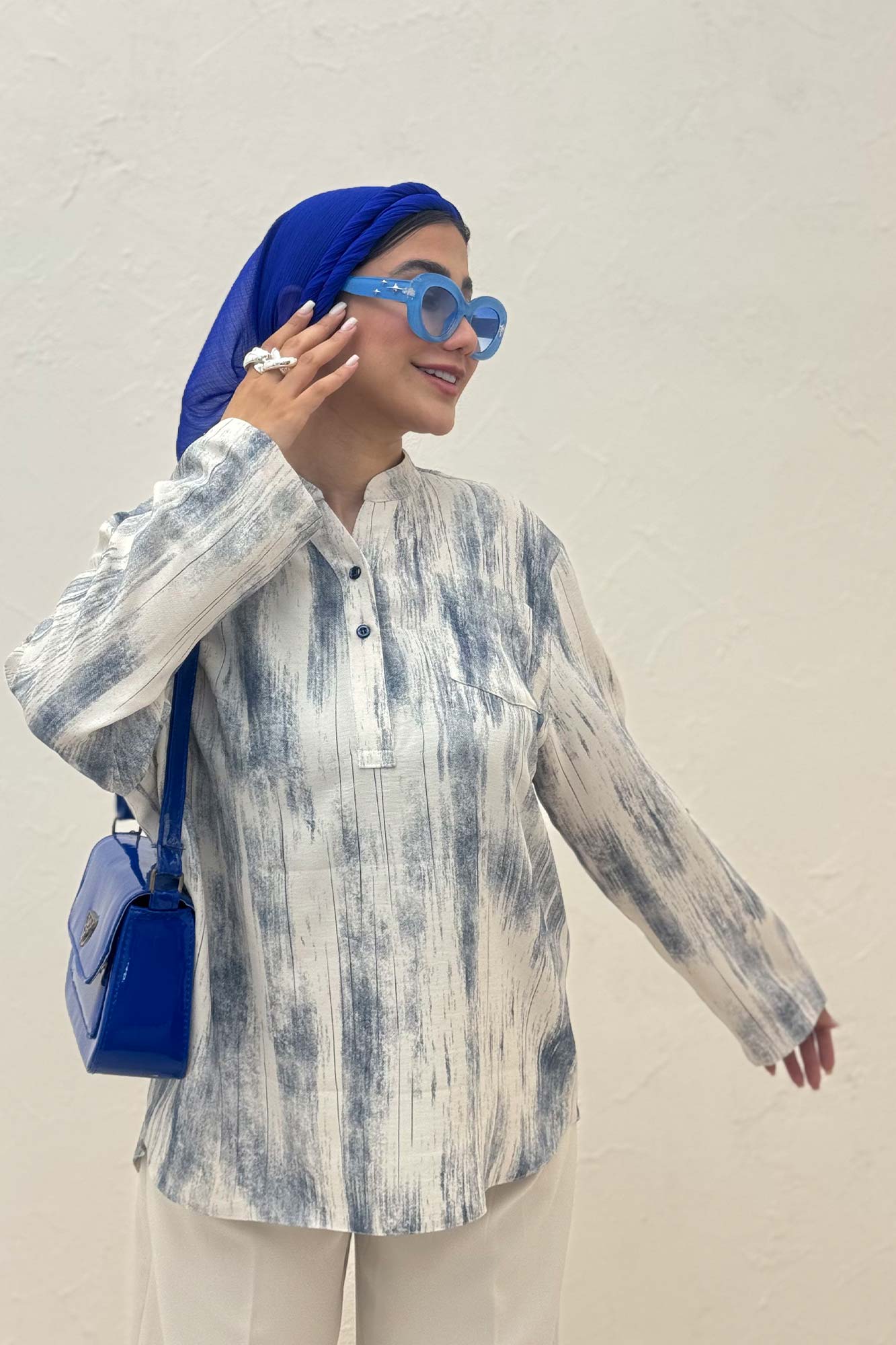 بلوز یقه بلیطی پرینتی تک جیب طرح 2