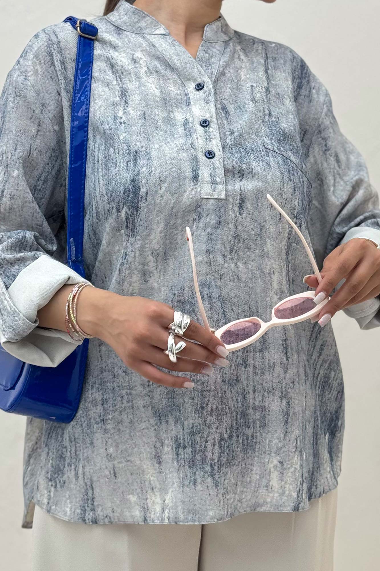 بلوز یقه بلیطی پرینتی تک جیب طرح 1