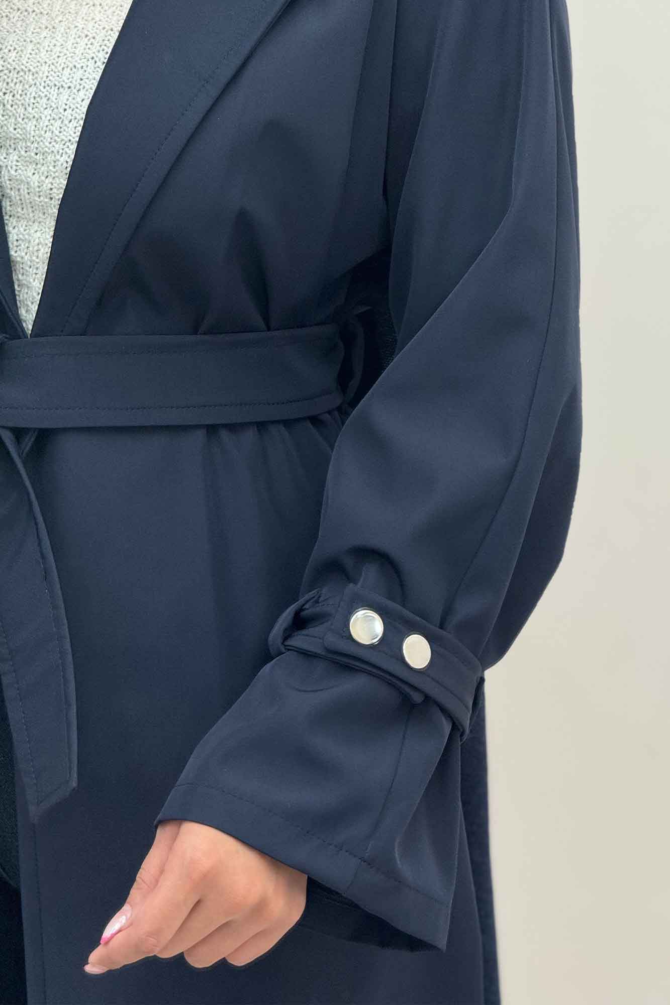 بارانی بلند یقه پاگن دار پشت بلدینگ 