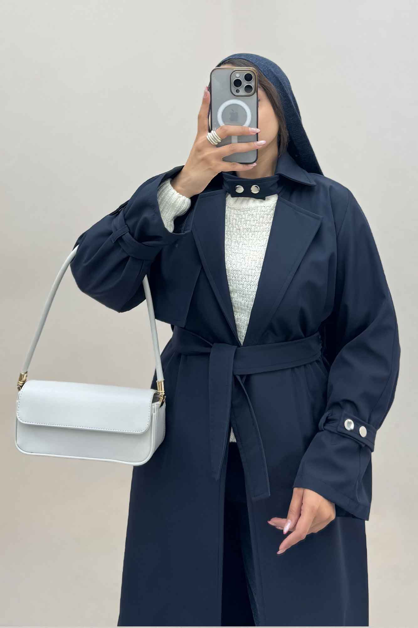 بارانی بلند یقه پاگن دار پشت بلدینگ 