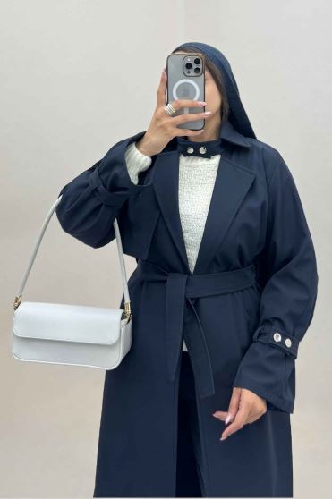 بارانی بلند یقه پاگن دار پشت بلدینگ 