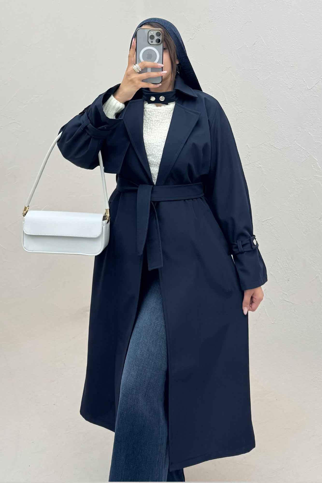 بارانی بلند یقه پاگن دار پشت بلدینگ 