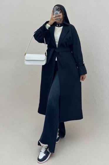 بارانی بلند یقه پاگن دار پشت بلدینگ 