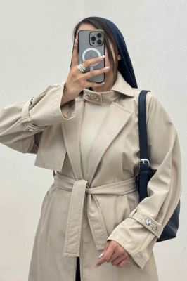 بارانی بلند یقه پاگن دار پشت بلدینگ 