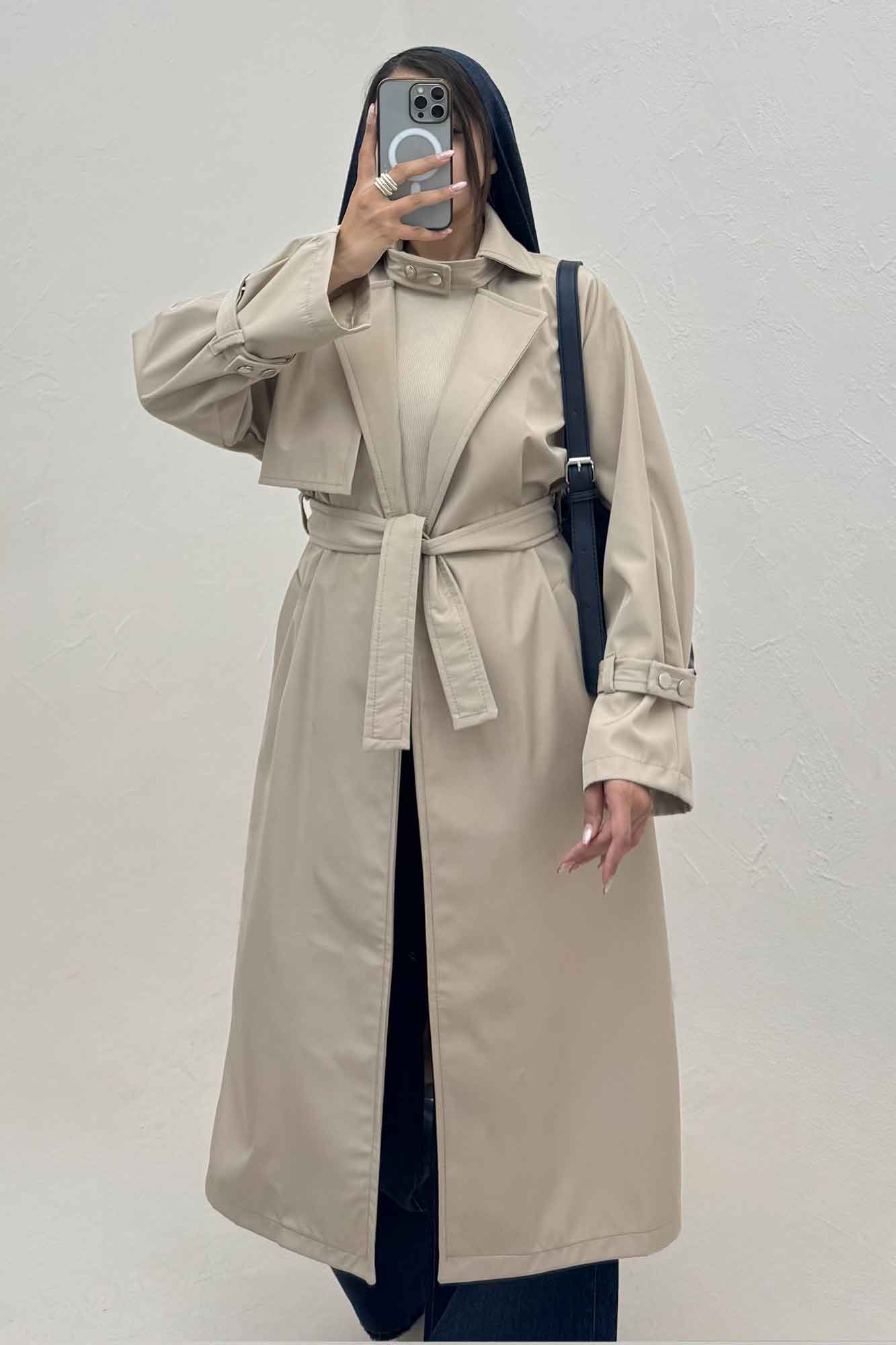 بارانی بلند یقه پاگن دار پشت بلدینگ 