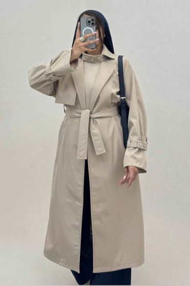 بارانی بلند یقه پاگن دار پشت بلدینگ 