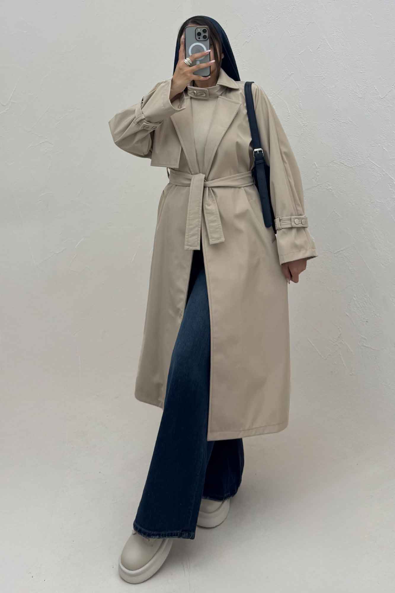 بارانی بلند یقه پاگن دار پشت بلدینگ 