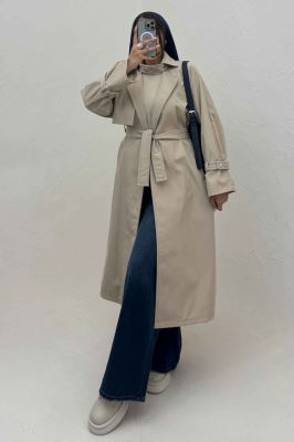 بارانی بلند یقه پاگن دار پشت بلدینگ 