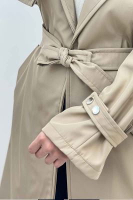 بارانی بلند یقه پاگن دار پشت بلدینگ 