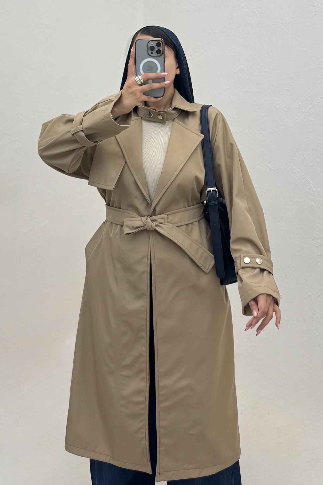 بارانی بلند یقه پاگن دار پشت بلدینگ 