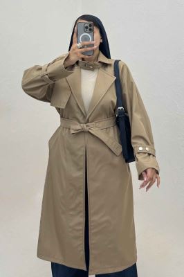 بارانی بلند یقه پاگن دار پشت بلدینگ 