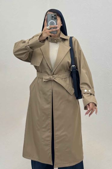 بارانی بلند یقه پاگن دار پشت بلدینگ 