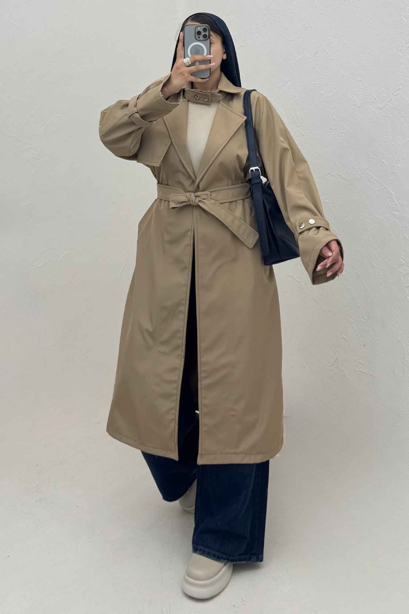 بارانی بلند یقه پاگن دار پشت بلدینگ 