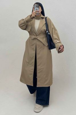 بارانی بلند یقه پاگن دار پشت بلدینگ 