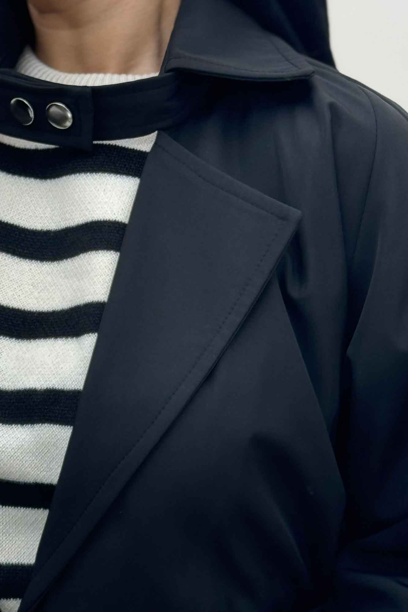 بارانی بلند یقه پاگن دار پشت بلدینگ 