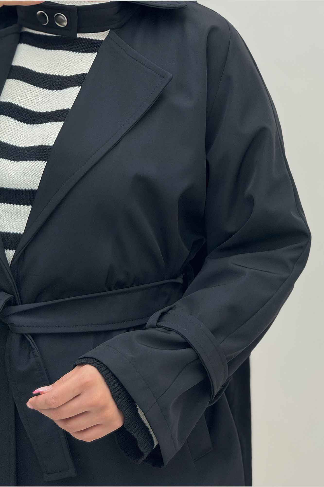 بارانی بلند یقه پاگن دار پشت بلدینگ 