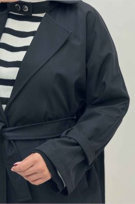 بارانی بلند یقه پاگن دار پشت بلدینگ 