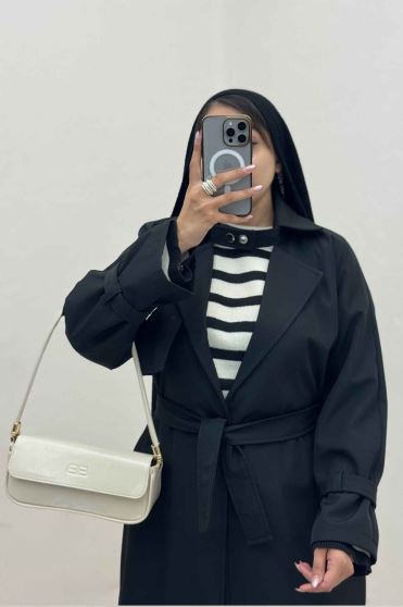 بارانی بلند یقه پاگن دار پشت بلدینگ 