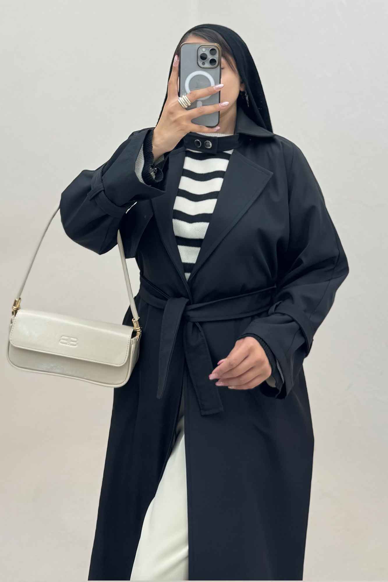 بارانی بلند یقه پاگن دار پشت بلدینگ 