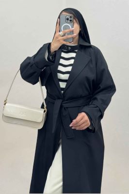 بارانی بلند یقه پاگن دار پشت بلدینگ 